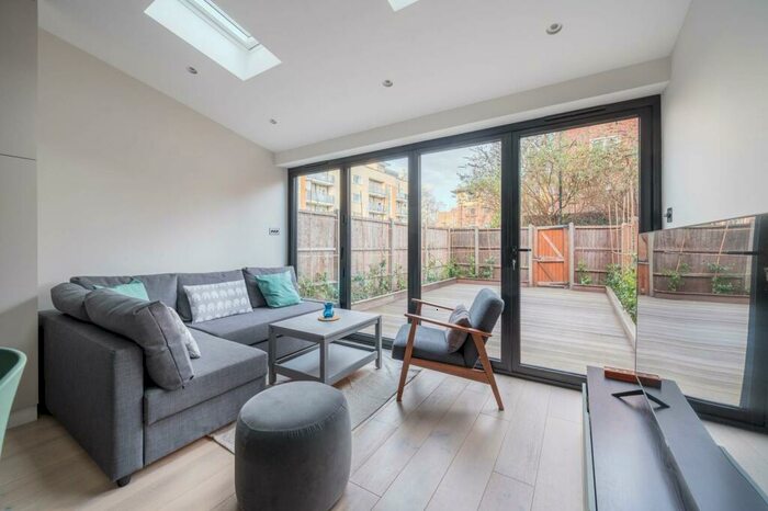 3 Bedroom Maisonette To Rent In Ecclesbourne Road, Islington, London, N1