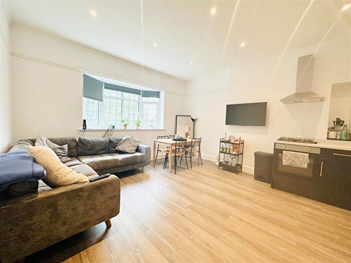 3 Bedroom Flat To Rent In Derby Road, Nottingham, NG7
