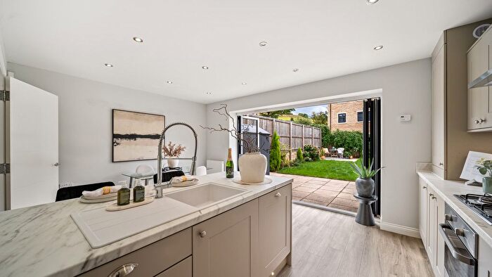 3 Bedroom End Of Terrace House For Sale In Hawkshead Road, Glossop, SK13