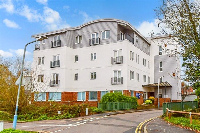 2 Bedroom Flat For Sale In The Slade, Tonbridge, Kent, TN9