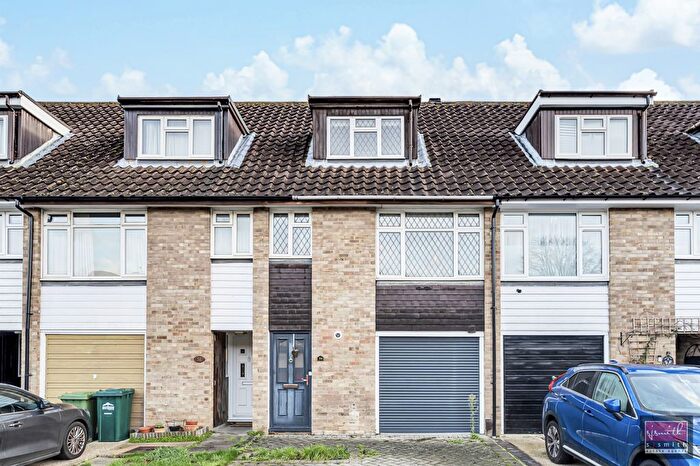 3 Bedroom Terraced House For Sale In Bingham Drive, Staines-Upon-Thames, TW18