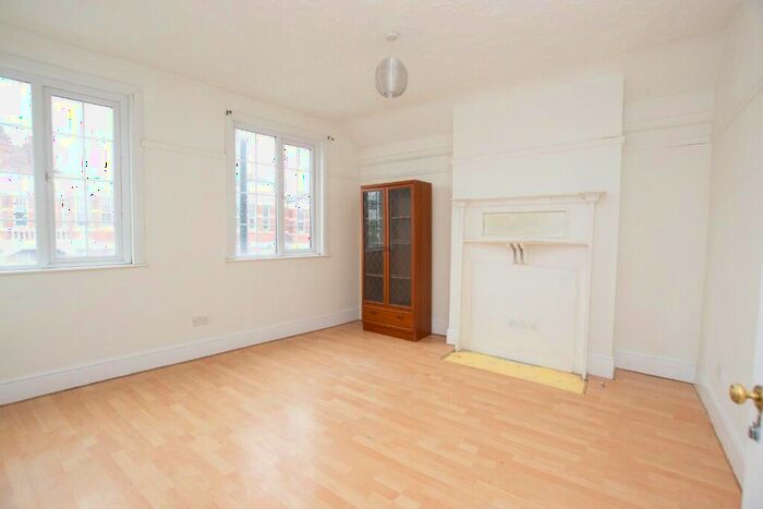 2 Bedroom Flat To Rent In Queens Avenue, London, N21