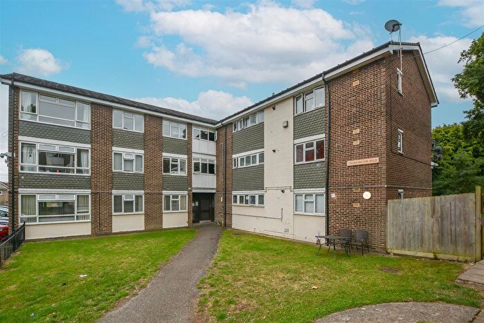 1 Bedroom Flat For Sale In Thorrington Bold, Woodland Avenue, Hutton, Brentwood, CM13