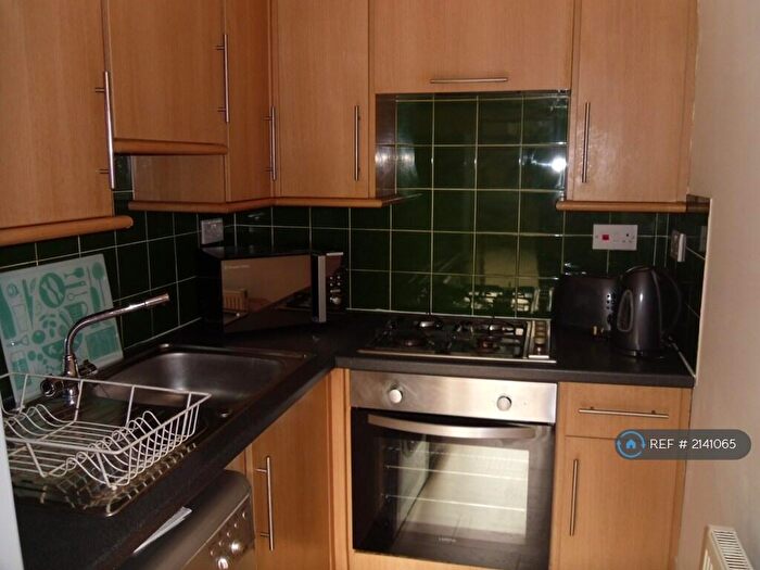 3 Bedroom Flat To Rent In Ashgrove, Bradford, BD7