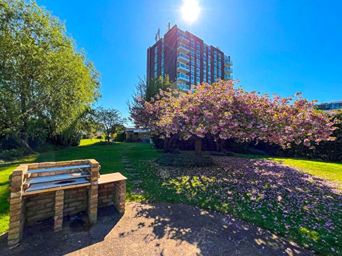 3 Bedroom Apartment For Sale In Victoria Avenue, West Molesey, KT8