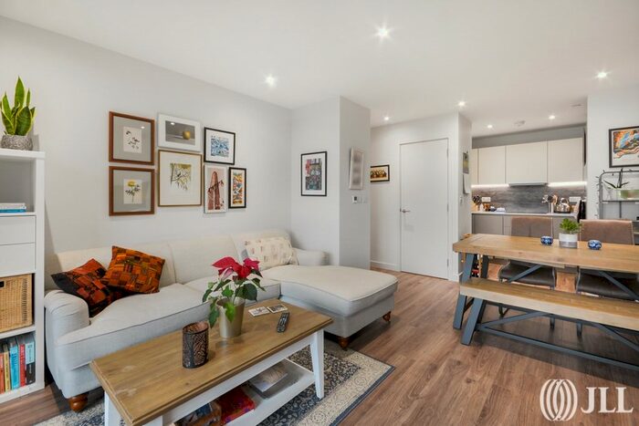 2 Bedroom Flat To Rent In Newnton Close, London, N4