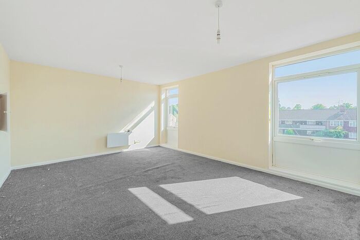 2 Bedroom Flat To Rent In Ilchester Close, Maidenhead, SL6