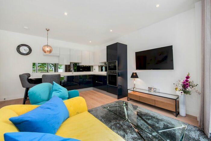 2 Bedroom Flat To Rent In Furlong Road, Bourne End, SL8