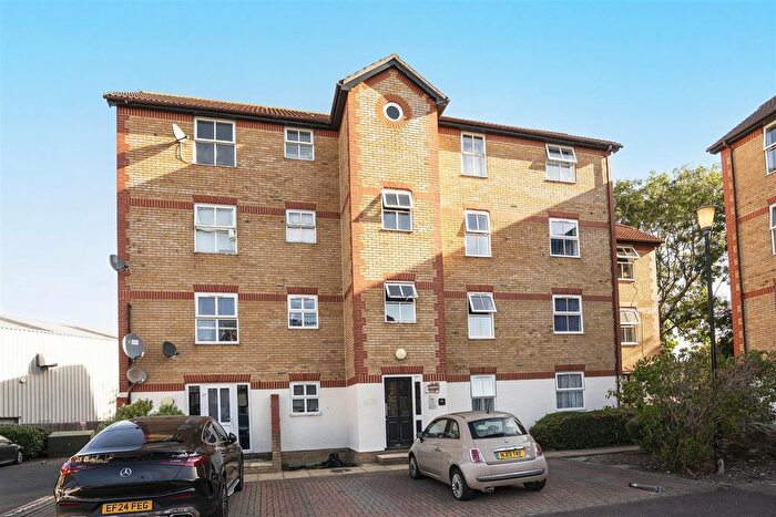 2 Bedroom Flat For Sale In Appleton Square, Mitcham, CR4