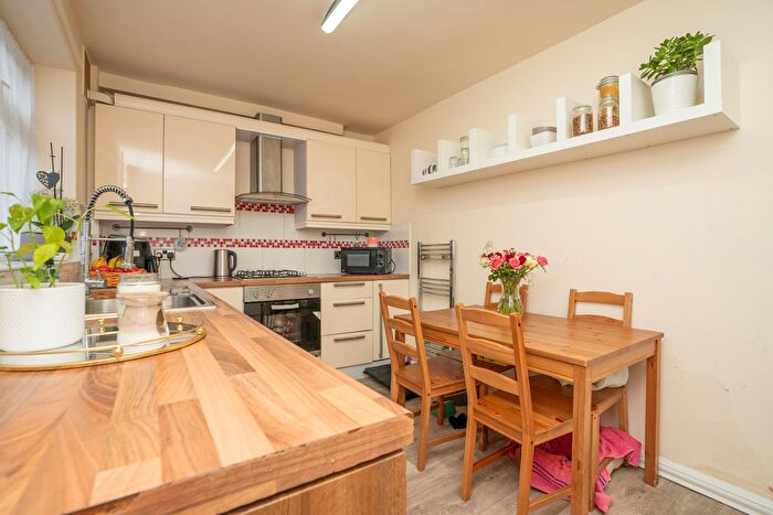 3 Bedroom Semi-detached House For Sale In Amberton Mount, Leeds, LS8