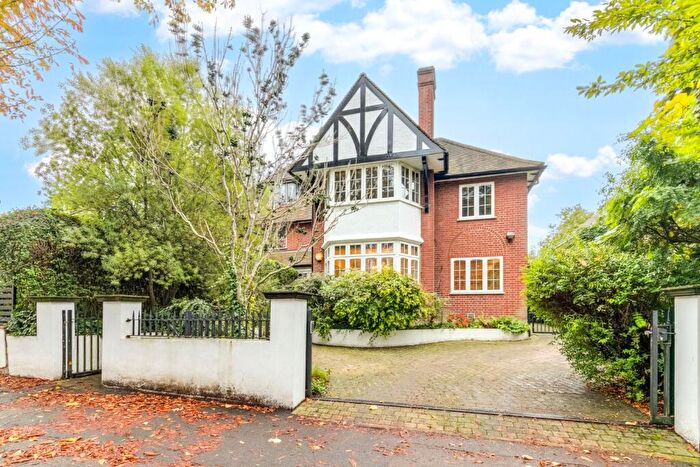 4 Bedroom Semi-Detached House For Sale In West Heath Avenue, London, NW11