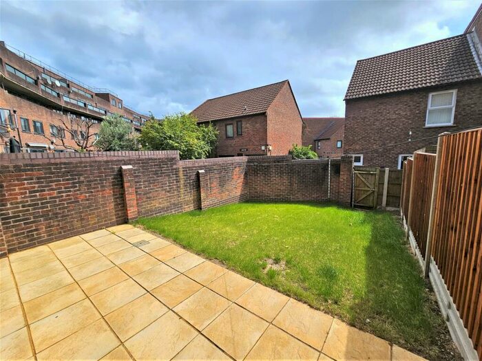 3 Bedroom Duplex To Rent In Old Farm Road, London, N2