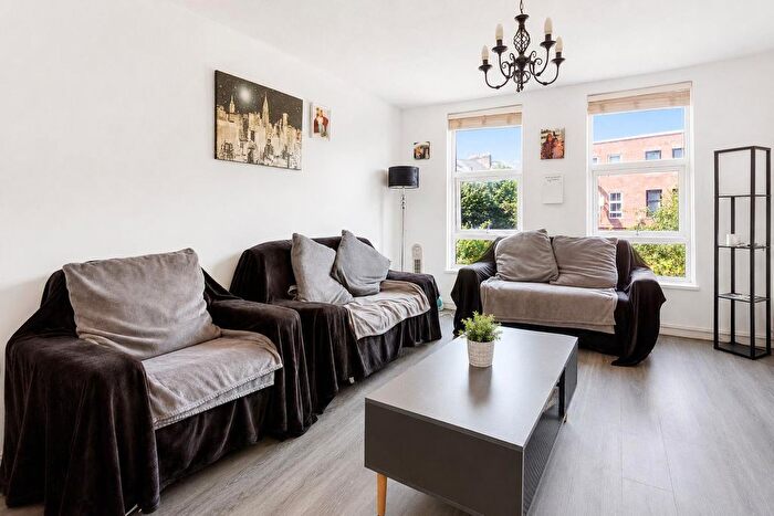 3 Bedroom Terraced House For Sale In Smalley Close, London, N16