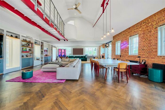 3 Bedroom Flat To Rent In Battersea High Street, SW11