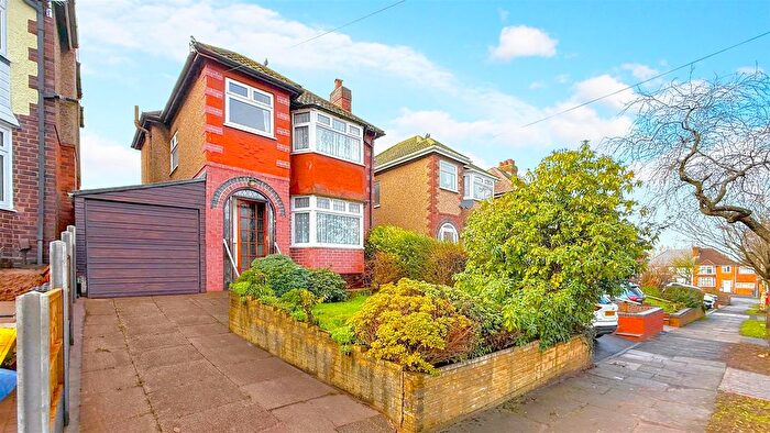 3 Bedroom Detached House For Sale In Midhurst Road, Kings Norton, Birmingham, B30