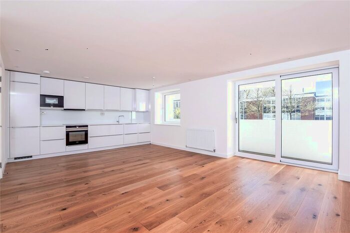 2 Bedroom Flat To Rent In Carlton Drive, Putney, London, SW15