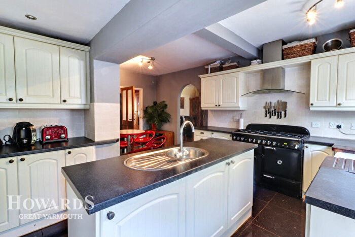 3 Bedroom Semi Detached House For Sale In Lawn Avenue, Great Yarmouth, NR30