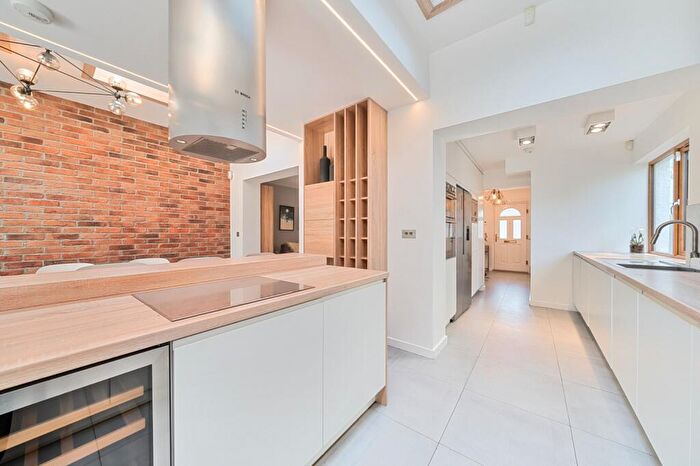 3 Bedroom Semi-Detached House To Rent In Kings Drive Gravesend, DA12