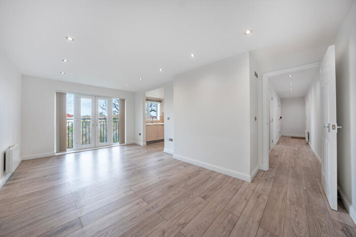 2 Bedroom Apartment To Rent In Cottonham Close, London, N12