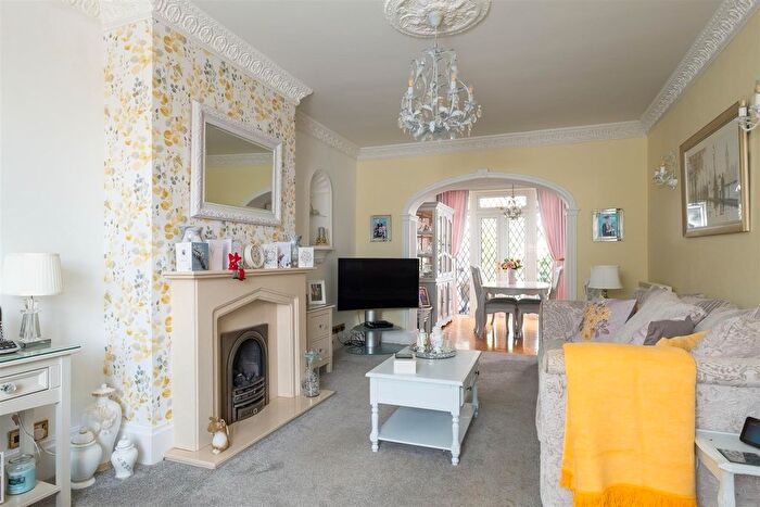 3 Bedroom Semi-Detached House For Sale In Renshaw Road, High Storrs, S11