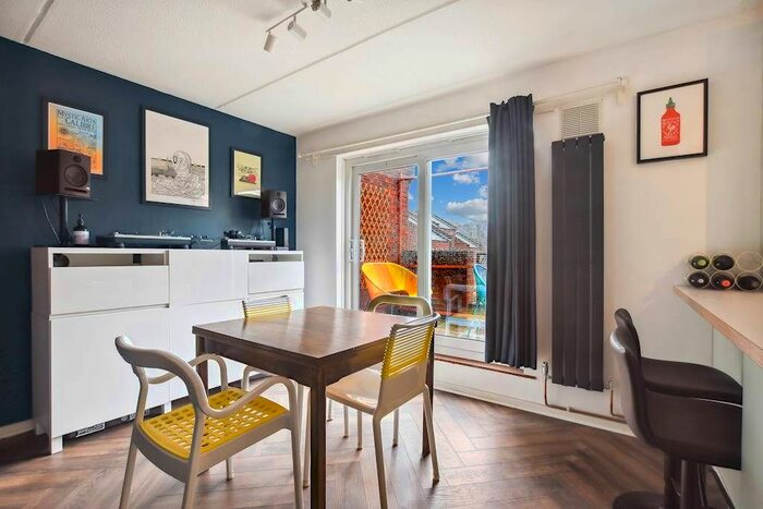 2 Bedroom Flat For Sale In Gladstone Road, London, W4