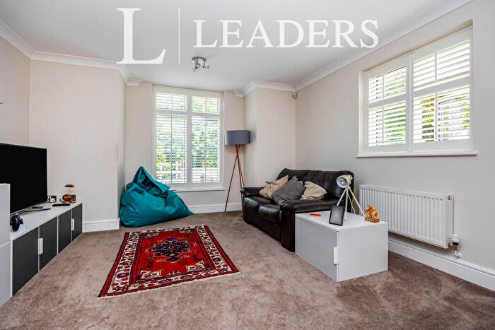 2 Bedroom Flat To Rent In Cross Lanes, GU1