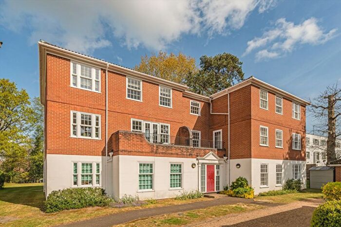 2 Bedroom Flat To Rent In Stoneleigh Park, Weybridge, KT13