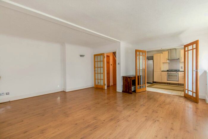 3 Bedroom Maisonette To Rent In Guildford Road, Ottershaw, Chertsey, KT16