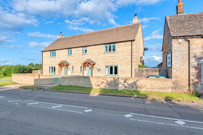 3 Bedroom Semi-Detached House For Sale In Lew Road, Curbridge, OX29