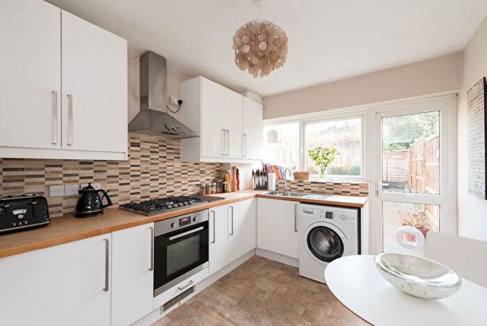 2 Bedroom Flat To Rent In Highfield Court, London, N14