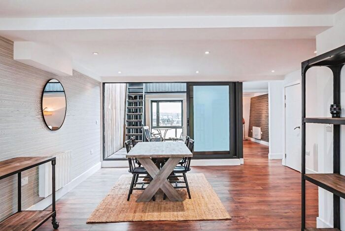 3 Bedroom Flat To Rent In Crispin Lofts, New York Road, Leeds, West Yorkshire, LS2