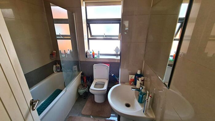 2 Bedroom Detached House For Sale In Homelink Terrace, Thorold Road, Bounds Green, N22