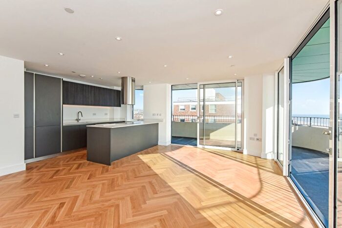 3 Bedroom Flat To Rent In Kingsway, Hove, BN3