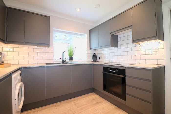 3 Bedroom Flat To Rent In Shirley Close, Worthing, BN14