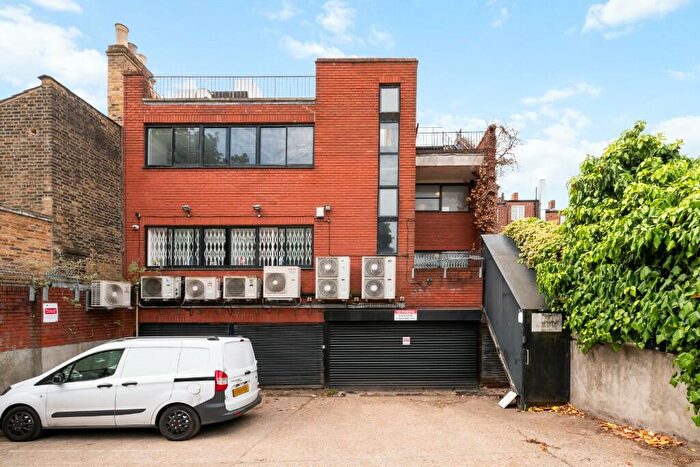 2 Bedroom Flat To Rent In Snakes Lane East, Woodford Green, Essex, IG8