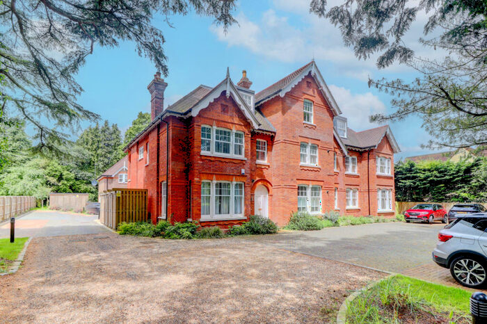 2 Bedroom Apartment For Sale In Amersham Road, High Wycombe, Buckinghamshire, HP13
