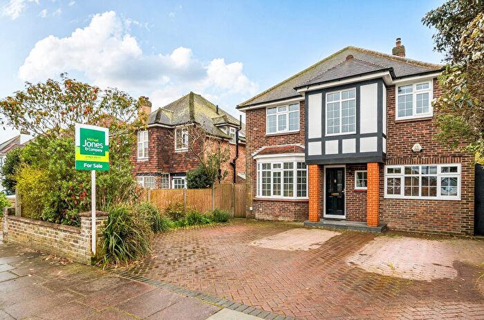 3 Bedroom Detached House For Sale In Pembroke Avenue, Worthing, West Sussex, BN11