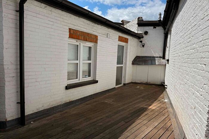 1 Bedroom Maisonette To Rent In - North Street, Leatherhead, Surrey, KT22