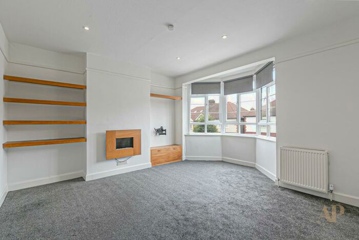 2 Bedroom Flat To Rent In Kennard Road, Friern Barnet, London, N11