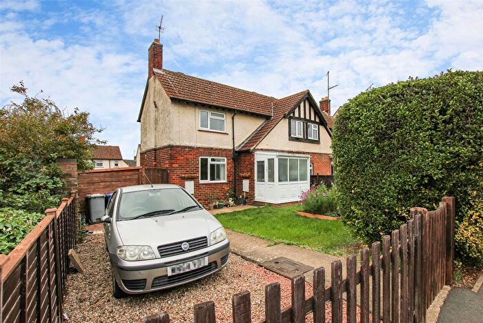 3 Bedroom Semi-Detached House For Sale In St. Marys Road, Kettering, NN15