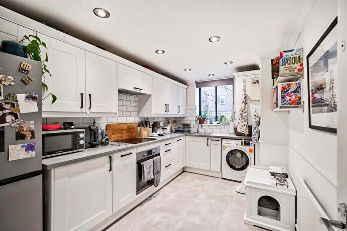 2 Bedroom Flat For Sale In Forest Court, Snaresbrook, E11