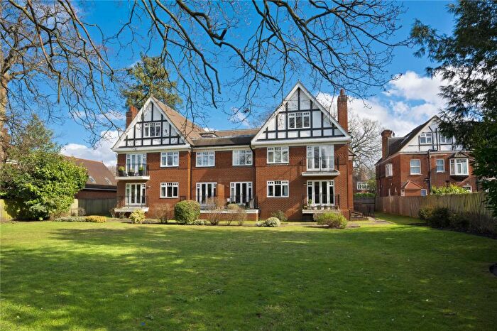 2 Bedroom Flat For Sale In Woodland Grove, Weybridge, Surrey, KT13