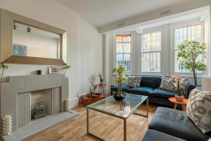 3 Bedroom Flat To Rent In Cadogan Square, Knightsbridge, SW1X
