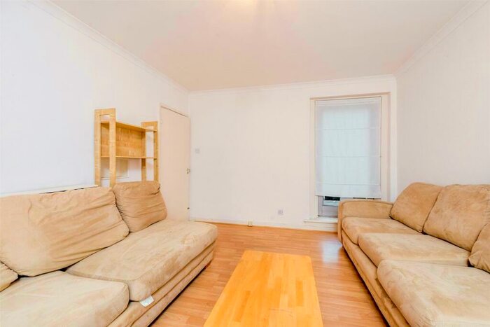 3 Bedroom Flat To Rent In Parkgate Road, Battersea, SW11