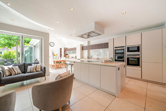 5 Bedroom Detached House To Rent In Drakes Close, Esher, KT10