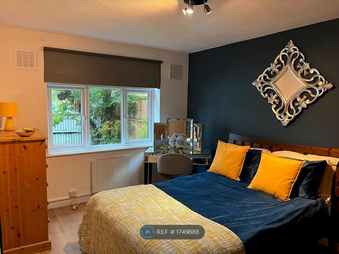 2 Bedroom Flat To Rent In Carlyle Road, London, W5