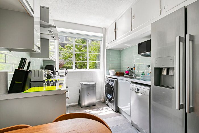 1 Bedroom Flat For Sale In St Ivian Court, Colney Hatch Lane, Muswell Hill, London, N10