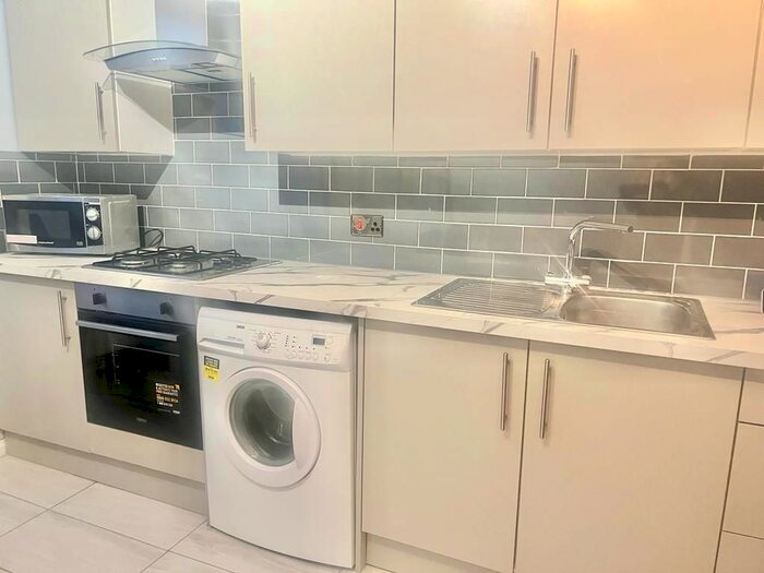 3 Bedroom Flat To Rent In Stockwell Green, London, SW9