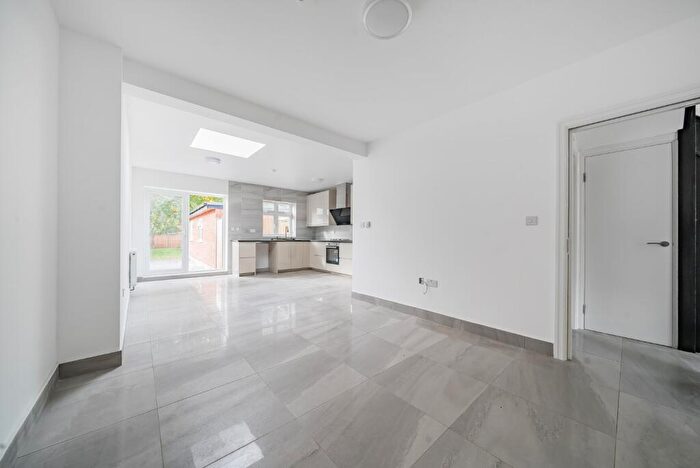 3 Bedroom House To Rent In Ajax Avenue, Barnet, London, NW9