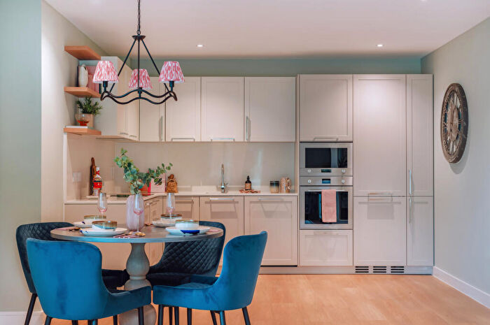 2 Bedroom Flat For Sale In Meadow Chase, Henley-On-Thames, RG9